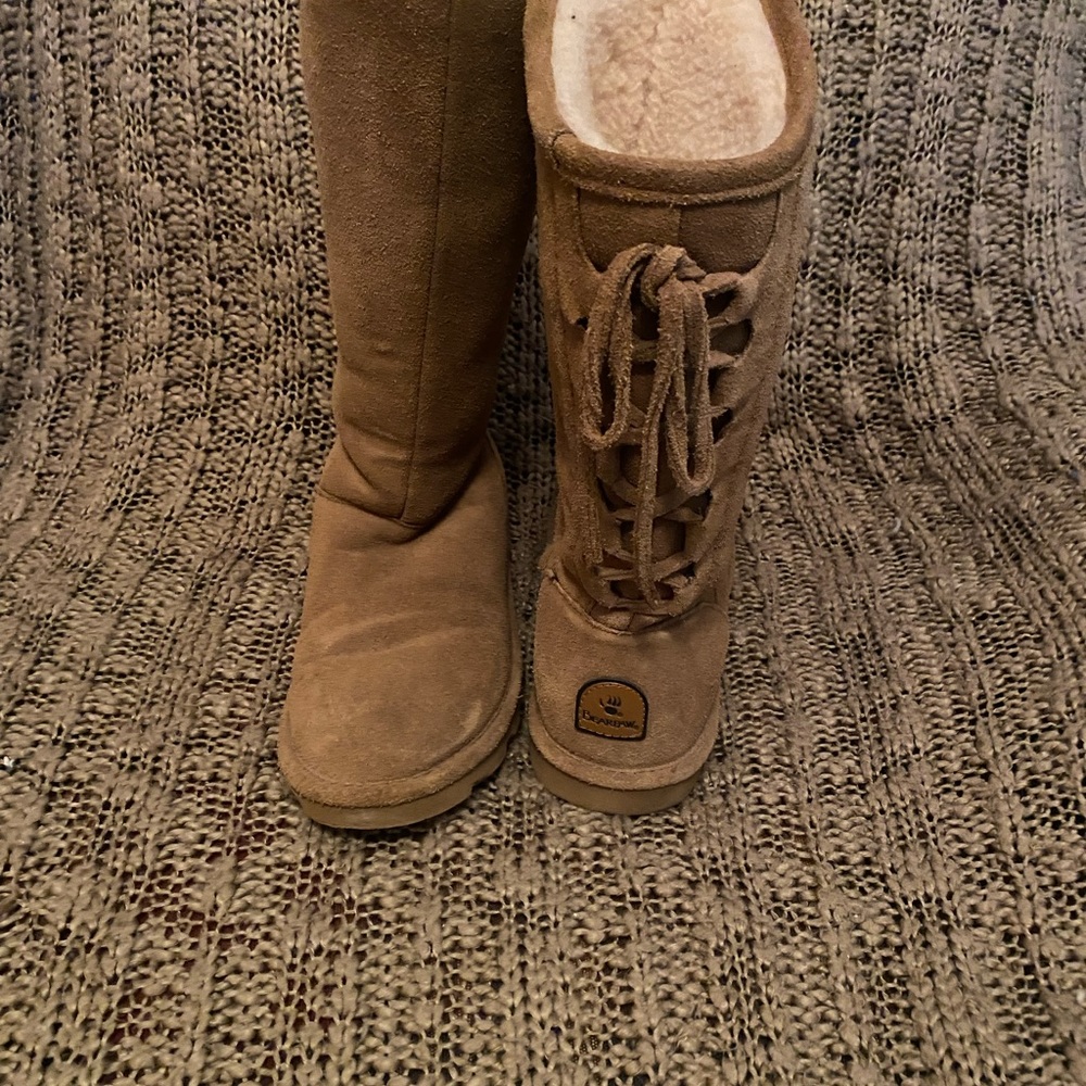 Women’s size 8 Bearpaw boots in good used condition.